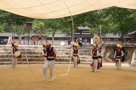 Circuit en Corée demonstration de danse dans un village folklorique coréen pour routedelacoree.com