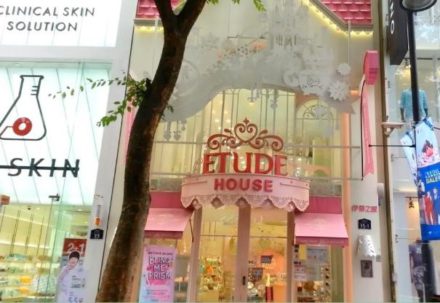 Vacances glamour en Corée visite du flagship Etude House dans le quartier de Myeongdong avec routedelacoree.com
