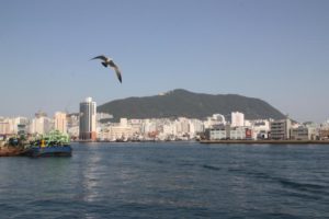 Voyage en Corée vu depuis la mer de la ville de Busan et son port circuit de routedelacoree.com