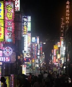 Séjour en Corée vue de nuit d'une ville coréenne voyage routedelacoree.com