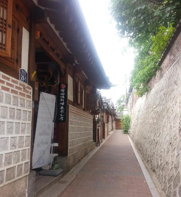 Vacances en Corée du Sud nous traverson le village traditionnel Buckchon Hanok situé à Seoul un voyage routedelacoree.com