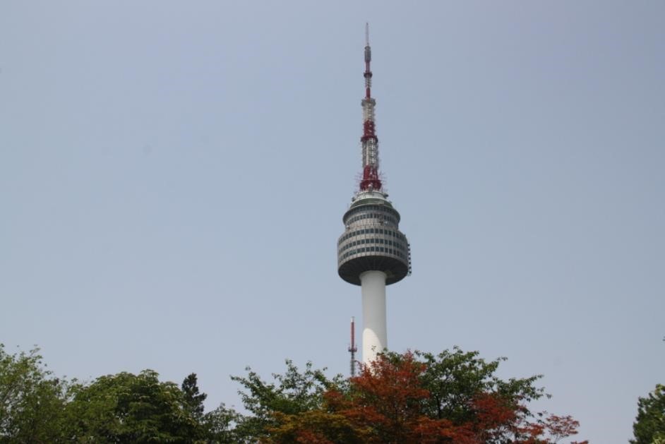 Voyage en Corée vue de l'impressionante N Seoul Tower au sommet d'une colline qui surplombe toute la ville durant le séjour routedelacoree.com